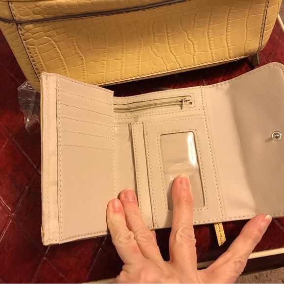 Liz Claiborne CRAZY HORSE Shoulder Bag & Wallet Faux Leather Croc  Butter Yellow - Picture 7 of 10